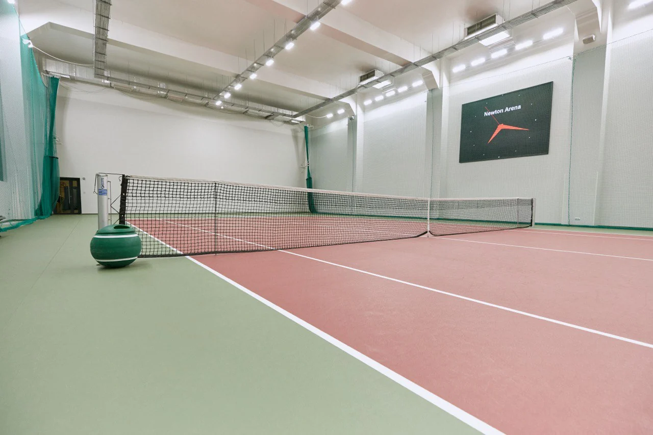 Корт Newton Arena, вид от задней линии